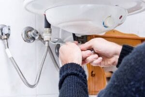 orang yang sedang memperbaiki water heater