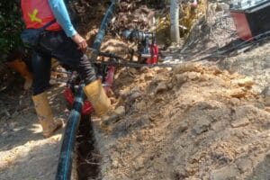Proses instalasi pipa HDPE Westpex Pipe di lapangan.