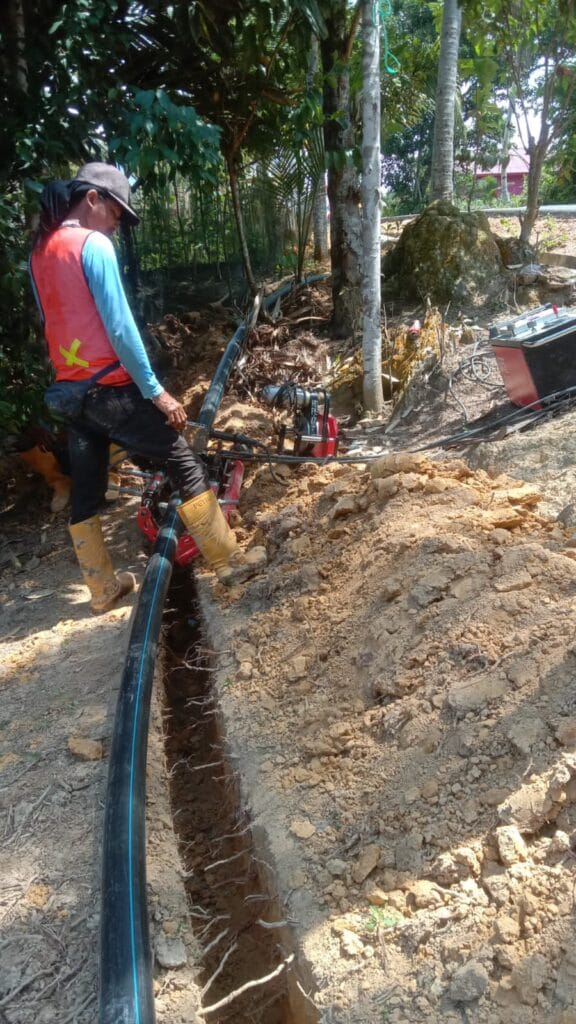 Proses instalasi pipa HDPE Westpex Pipe di lapangan.