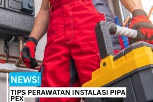 Plumber sedang membawa peralatan maintenance pipa