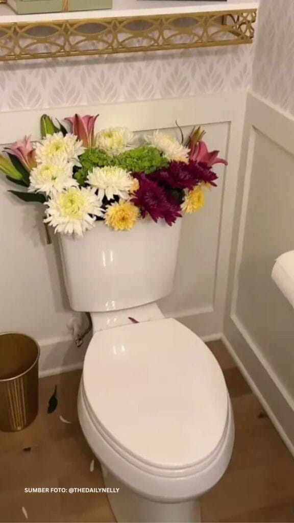 Toilet flowers atau pooquet